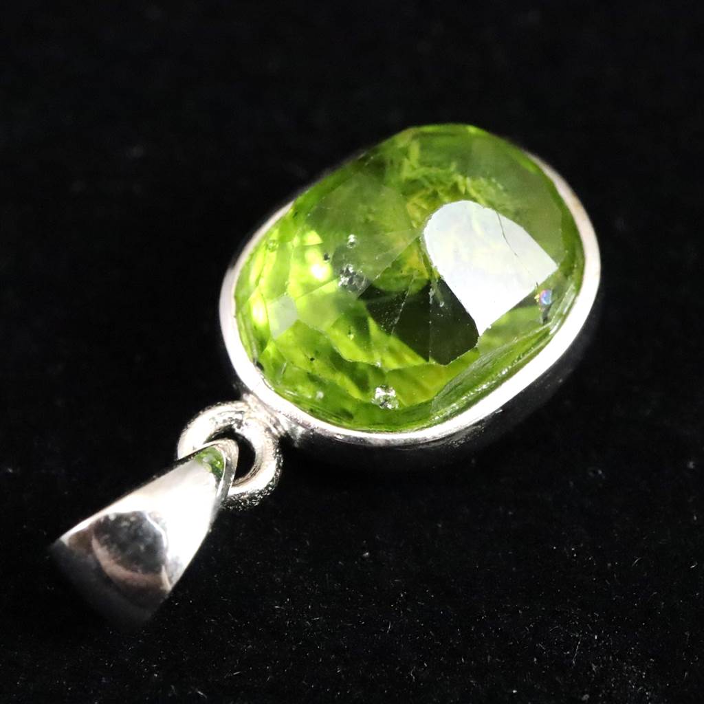 ペリドット 3Aグレード 11.9mmオーバル ペンダントトップ 2.3g