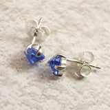 H&E社 シベリアンブルークォーツ 5mm ピラミッド ピアス  (ID:12706)