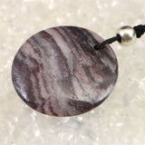 H&E社 ヴァイタライト アロハストーン (AZOZEO)  ディスク型 コード ペンダント 6.9g (ID:12766)