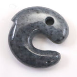 糸魚川翡翠  ヒスイ 黒 30mm飛龍勾玉 ディレクトリカード付 15.3g (ID:13150)
