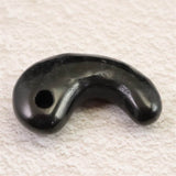 ロシア産 シュンガイト 30X20 mm 勾玉 type.B (ID:15429)