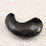 ロシア産 シュンガイト 30X20 mm 勾玉 type.B (ID:15429)