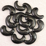 ロシア産 シュンガイト 30X20 mm 勾玉 type.B (ID:15429)