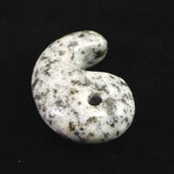 京都府産　鞍馬石 30mm勾玉 証明書付 9.2g　 (ID:15927)