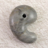 沖縄県　美ら海石 33mm勾玉 証明書付 13.7g (ID:16970)