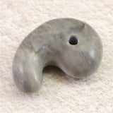 沖縄県　美ら海石 33mm勾玉 証明書付 13.7g (ID:16970)
