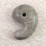 沖縄県　美ら海石 34mm勾玉 証明書付 13.7g (ID:16970)