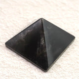 中国山東省産　黒水晶 モリオン　32mm ピラミッド 26.3g (ID:19114)