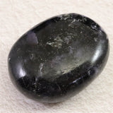 インド産 アイオライト　54mmパームストーン 79.8g (ID:21182)