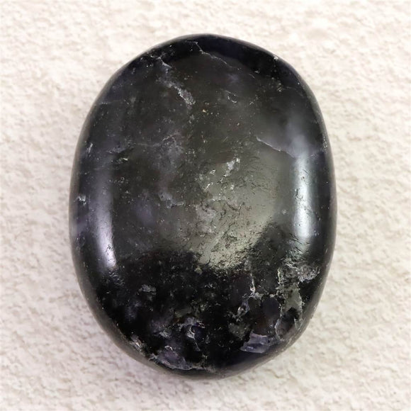 インド産 アイオライト　54mmパームストーン 79.8g (ID:21182)