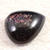 ブラッドショット アイオライトサンストーン　AAAA　26mmドロップ カボション 9.4g (ID:24076)