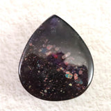 ブラッドショット アイオライトサンストーン　AAAA　26mmドロップ カボション 9.4g (ID:24076)