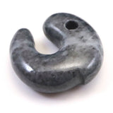 糸魚川翡翠  ヒスイ 黒 30mm飛龍勾玉 ディレクトリカード付 15.4g (ID:27994)