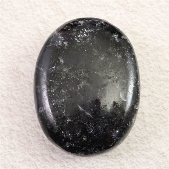 インド産 アイオライト　54mmパームストーン 76.8g (ID:29271)