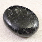 インド産 アイオライト　54mmパームストーン 76.8g (ID:29271)