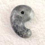 沖縄県　美ら海石 34mm勾玉 証明書付 13.9g (ID:31692)