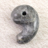沖縄県　美ら海石 34mm勾玉 証明書付 13.9g (ID:31692)