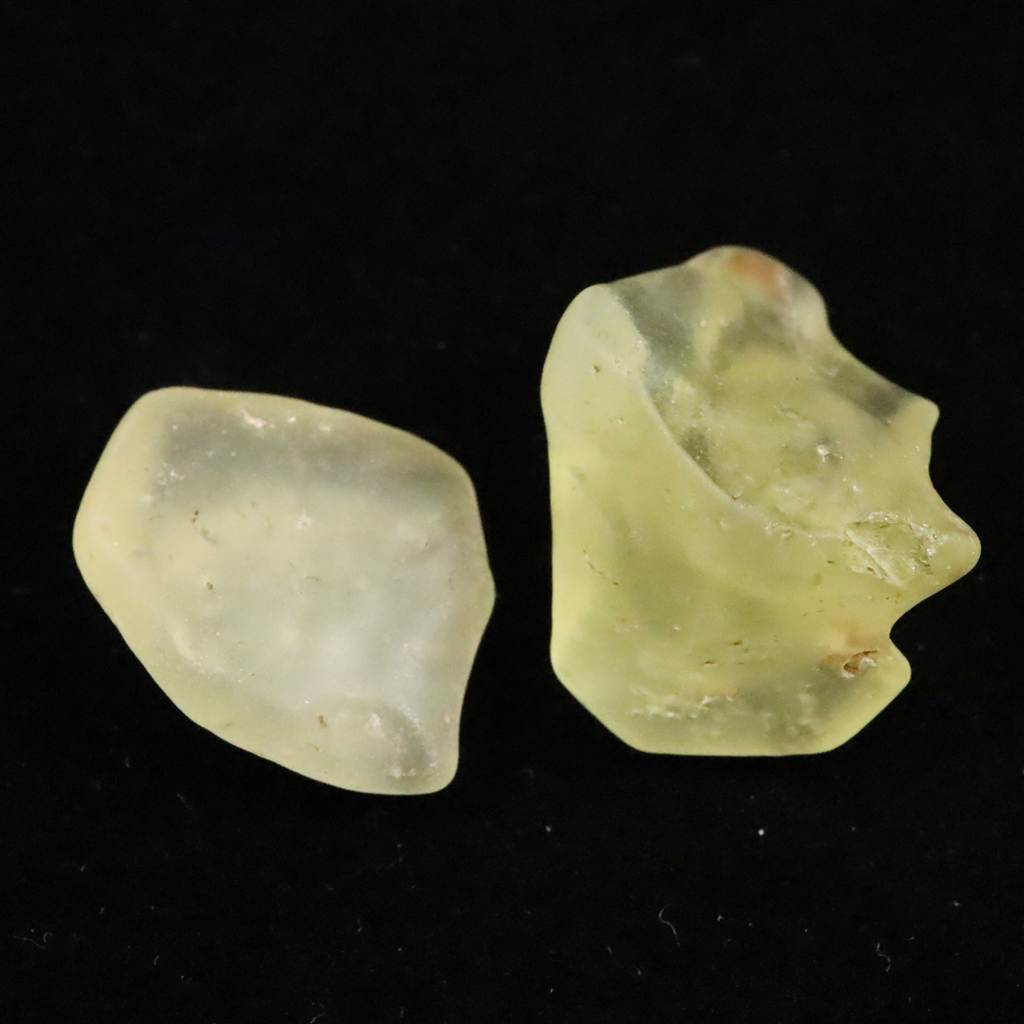 リビアングラス 原石 2個セット 8.1g (ID:33023) | 榎本通商