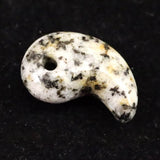 京都府産　鞍馬石 20mm勾玉 証明書付 2.7g　 (ID:35603)