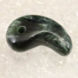 セラフィナイト クリノクロア 30mm 勾玉 8.52g (ID:38180)