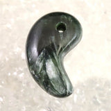 セラフィナイト クリノクロア 30mm 勾玉 8.52g (ID:38180)