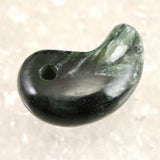 セラフィナイト クリノクロア 30mm 勾玉 8.52g (ID:38180)