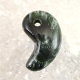 セラフィナイト クリノクロア 30mm 勾玉 8.52g (ID:38180)