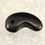 ロシア産 シュンガイト 30X20 mm 勾玉 (ID:39157)