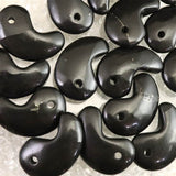 ロシア産 シュンガイト 30X20 mm 勾玉 (ID:39157)