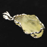 リビアンデザートグラス 27mm原石 ペンダントトップ 8.2g  (ID:40070)