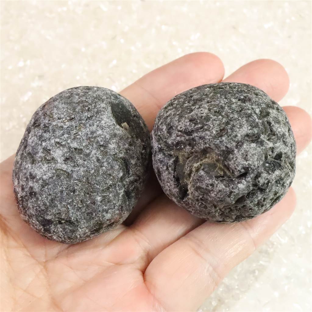 北海道 士幌町産 十勝石 黒曜石 原石 2個セット 127g (ID:41523) | 榎本通商