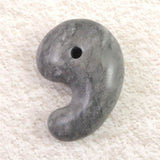 沖縄県　美ら海石 34mm勾玉 証明書付 13.0g (ID:42394)