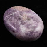 インド産 レピドライト 56mmパームストーン 101.1g (ID:42424)