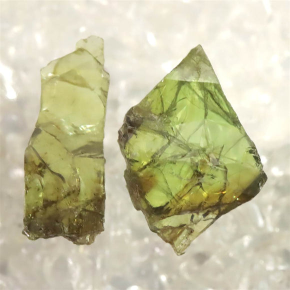 タンザニア モンド産  スフェーン 2個セット 21mm原石 3.24g (ID:42980)