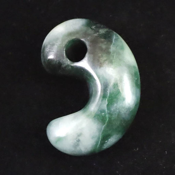 糸魚川翡翠  ヒスイ 小滝産 緑 30mm勾玉 ディレクトリカード付 11.1g (ID:43043)