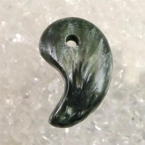 セラフィナイト クリノクロア 30mm 勾玉 8.8g (ID:43647)