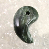 セラフィナイト クリノクロア 30mm 勾玉 8.8g (ID:43647)
