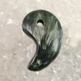 セラフィナイト クリノクロア 30mm 勾玉 8.8g (ID:43647)