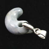 糸魚川翡翠  ヒスイ 小滝産 薄青 19mm勾玉 ペンダントトップ ディレクトリカード付 3.3g (ID:44485)