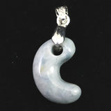 糸魚川翡翠  ヒスイ 小滝産 薄青 19mm勾玉 ペンダントトップ ディレクトリカード付 3.3g (ID:44485)