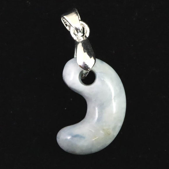 糸魚川翡翠  ヒスイ 小滝産 薄青 19mm勾玉 ペンダントトップ ディレクトリカード付 3.3g (ID:44485)