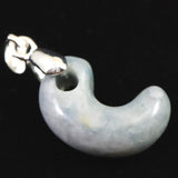 糸魚川翡翠  ヒスイ 小滝産 薄青 19mm勾玉 ペンダントトップ ディレクトリカード付 3.3g (ID:44485)