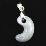 糸魚川翡翠  ヒスイ 小滝産 薄青 19mm勾玉 ペンダントトップ ディレクトリカード付 3.3g (ID:44485)