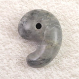 沖縄県　美ら海石 33mm勾玉 証明書付 13.1g (ID:45460)