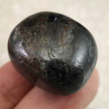 H&E社 アルベゾナイト アルベゾン閃石 タンブル 14.4g (ID:48525)