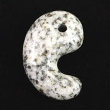 京都府産　鞍馬石 33mm勾玉 証明書付 8.8g　 (ID:49216)