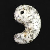 京都府産　鞍馬石 33mm勾玉 証明書付 8.8g　 (ID:49216)