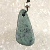 H&E社 ニュージーランド グリーンストーン タンブル コードペンンダント 5.7g (ID:50543)