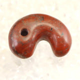 佐渡　赤玉石　23mm勾玉　証明書付 5.5ｇ (ID:50946)