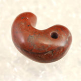 佐渡　赤玉石　23mm勾玉　証明書付 5.5ｇ (ID:50946)